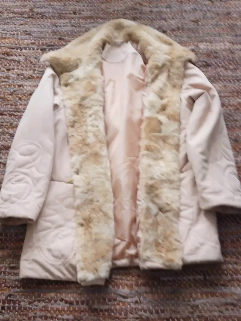 Abrigo beige con cuello de piel - 2