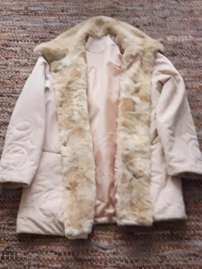 Abrigo beige con cuello de piel - miniatura 2