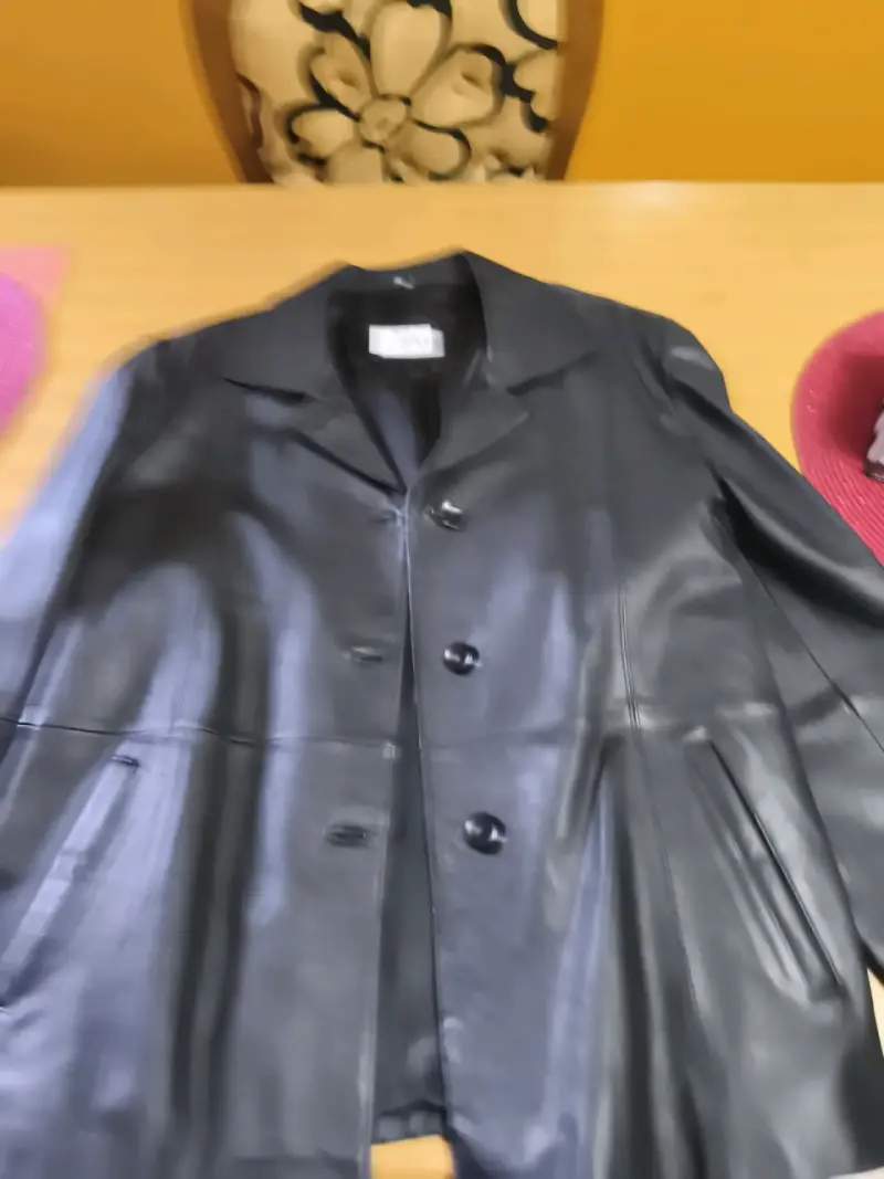 Abrigo negro de cuero