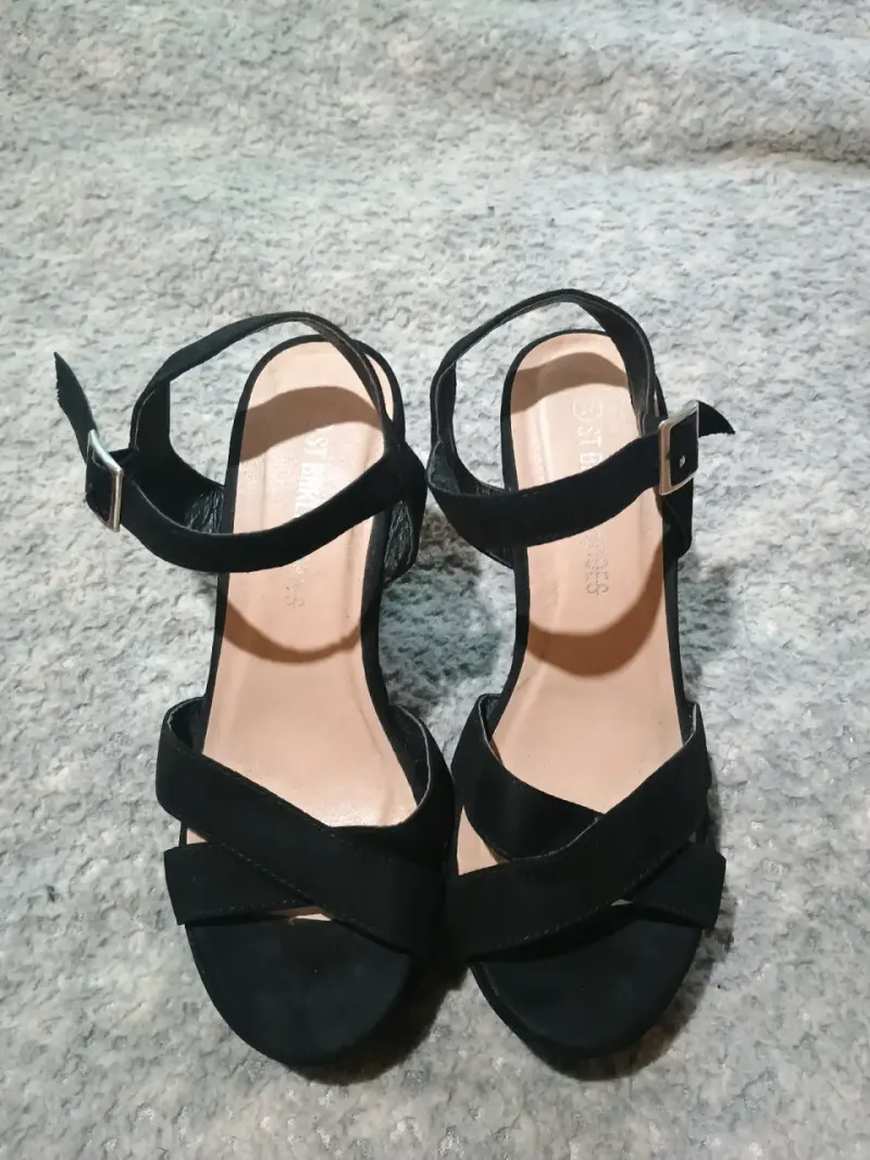Sandalias negras de taco bajo - 1