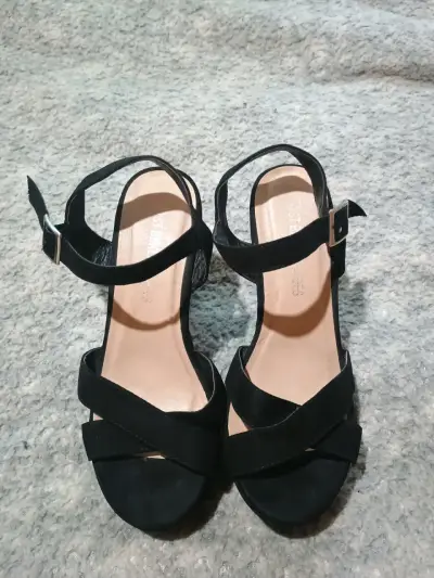 Sandalias negras de taco bajo - miniatura 1
