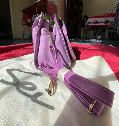 Cartera morada con correa ajustable - miniatura 1