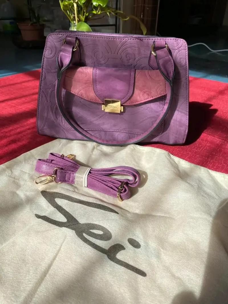 Cartera morada con correa ajustable - 2