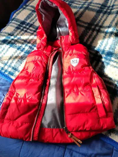 Chaleco infantil rojo con capucha - miniatura 1