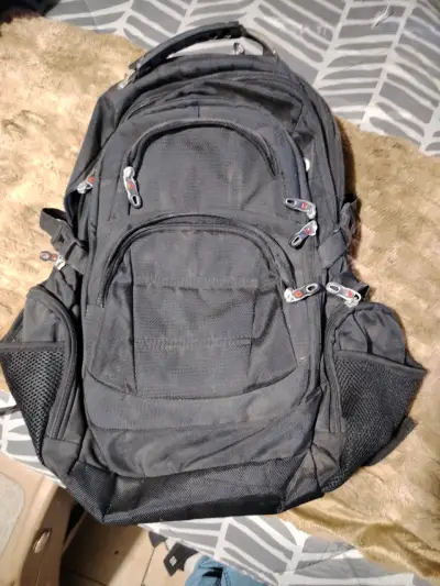 Mochila negra multiuso - miniatura 1
