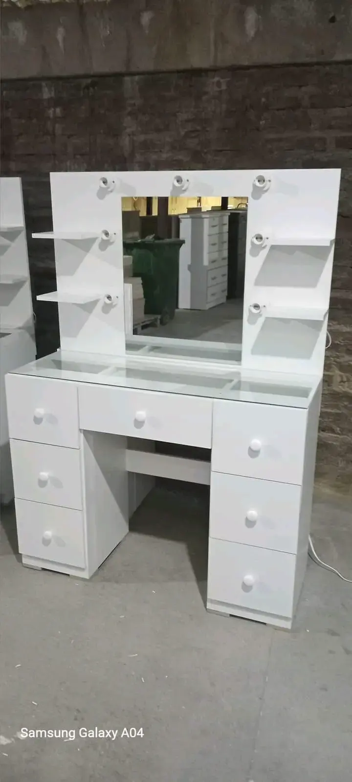 Tocador blanco con espejo