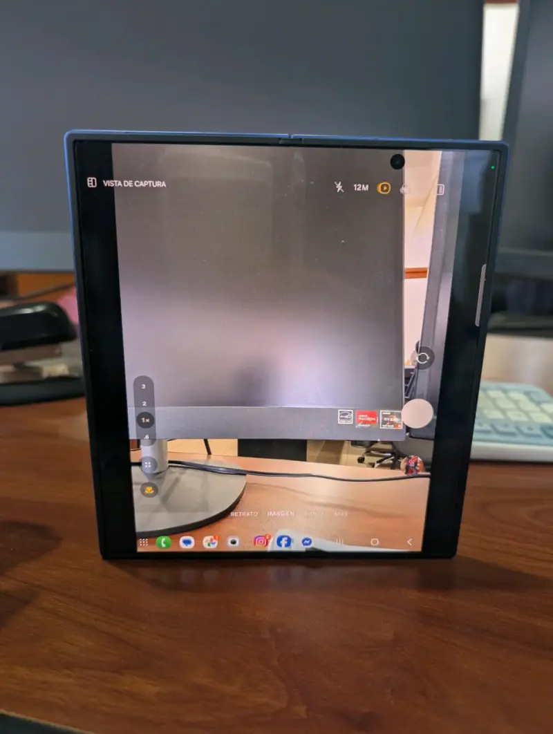 Tablet plegable con pantalla dual - 1