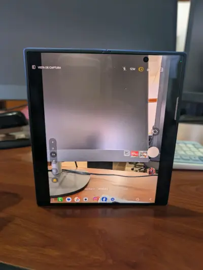 Tablet plegable con pantalla dual - miniatura 1