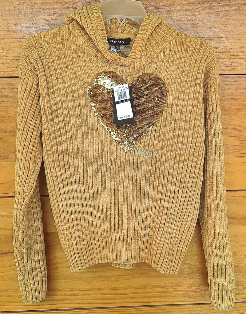 Polerón DKNY con corazón dorado