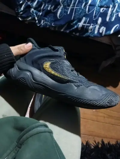 Zapatillas deportivas negras y doradas - miniatura 3