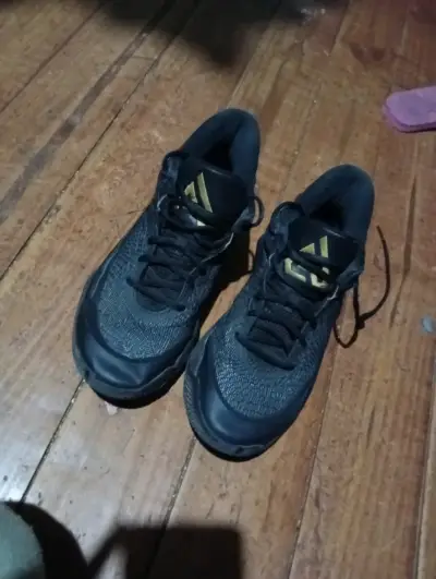 Zapatillas deportivas negras y doradas - miniatura 5