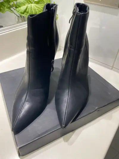 Botines negros de cuero - miniatura 1