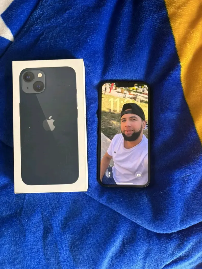 iPhone 13 azul con caja - 3