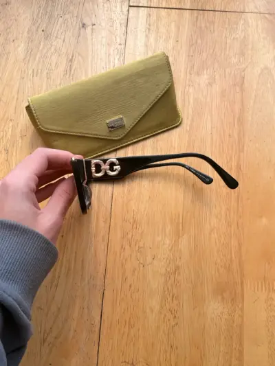 Gafas de sol negras con estuche - miniatura 2
