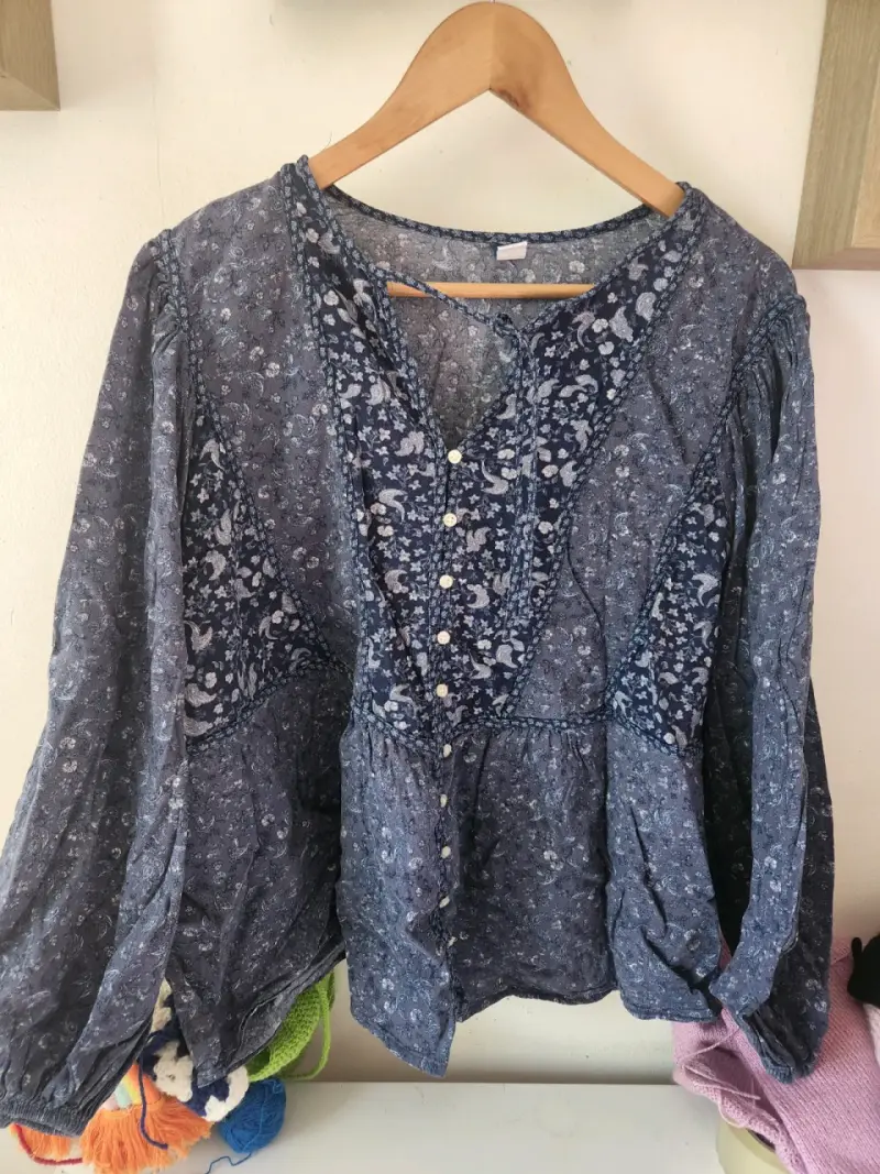 Blusa azul floral de manga larga - 1