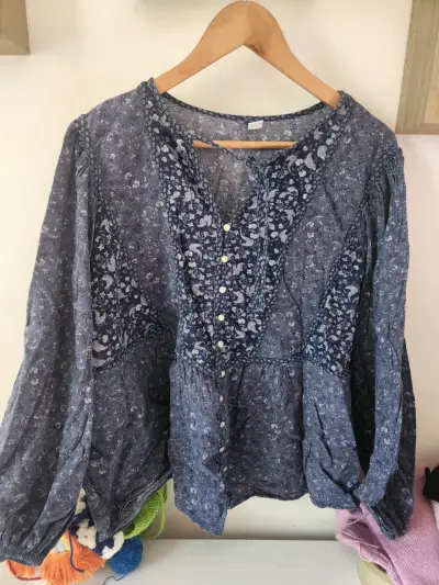 Blusa azul floral de manga larga - miniatura 1