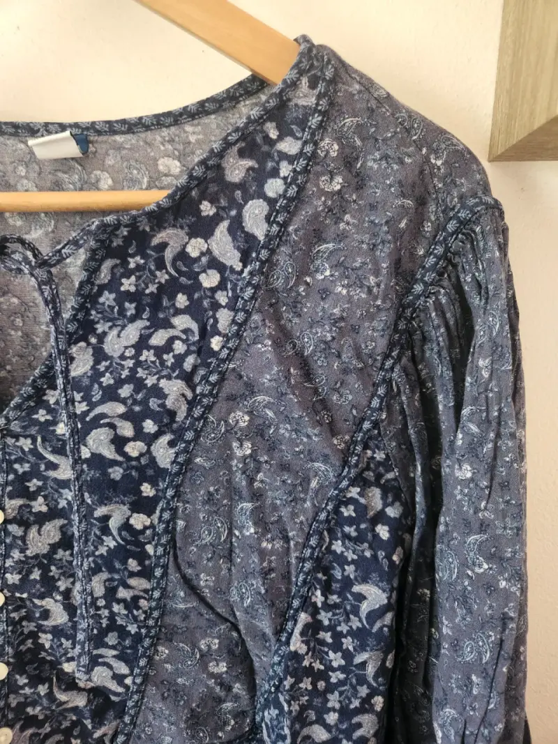Blusa azul floral de manga larga - 2