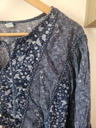 Blusa azul floral de manga larga - miniatura 2