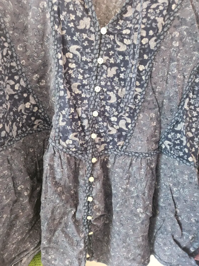 Blusa azul floral de manga larga - 4
