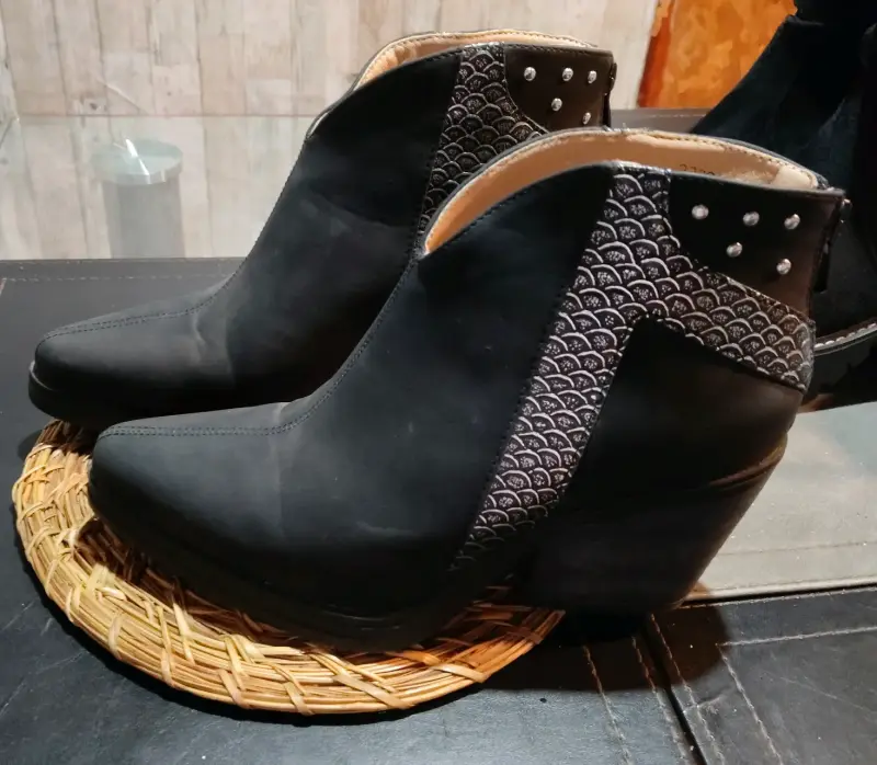 Botines negros con diseño