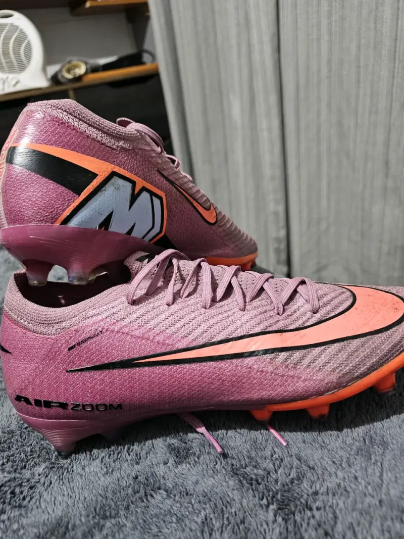 Botines futbol rosa Nike - 1
