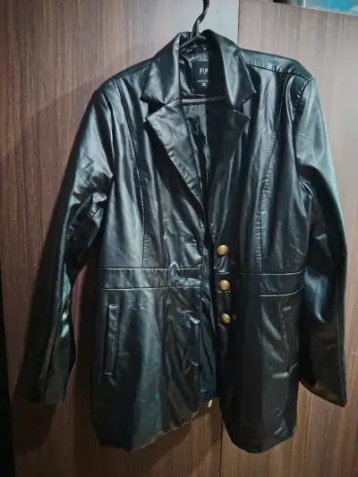 Chaqueta larga de eco cuero negra - miniatura 1