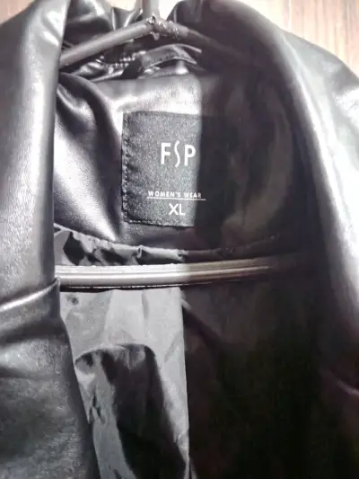 Chaqueta larga de eco cuero negra - miniatura 3