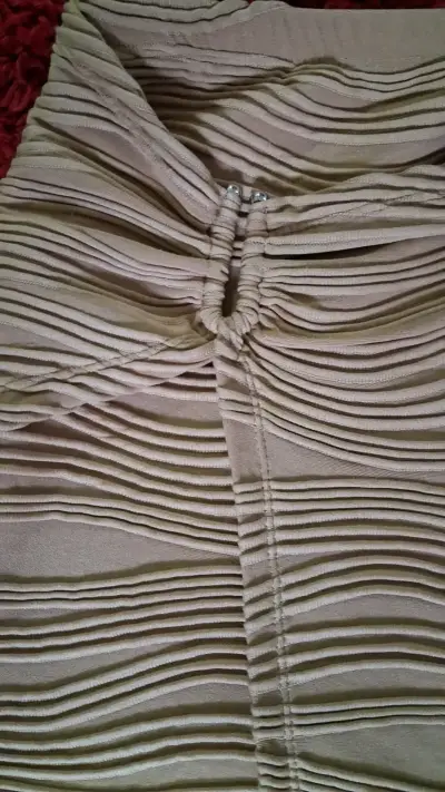 Falda beige con cinturón - miniatura 2