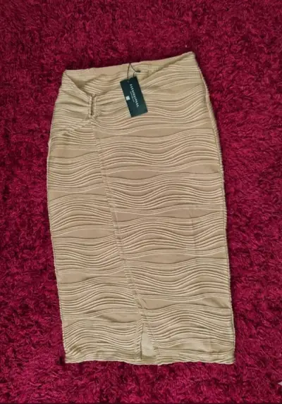Falda beige con cinturón - miniatura 3