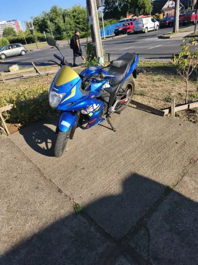 Vendo Suzuki gixxer buen estado - miniatura 3