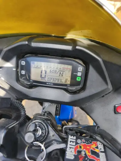 Vendo Suzuki gixxer buen estado - miniatura 5