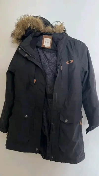 Parka negra con capucha de pelo - miniatura 1