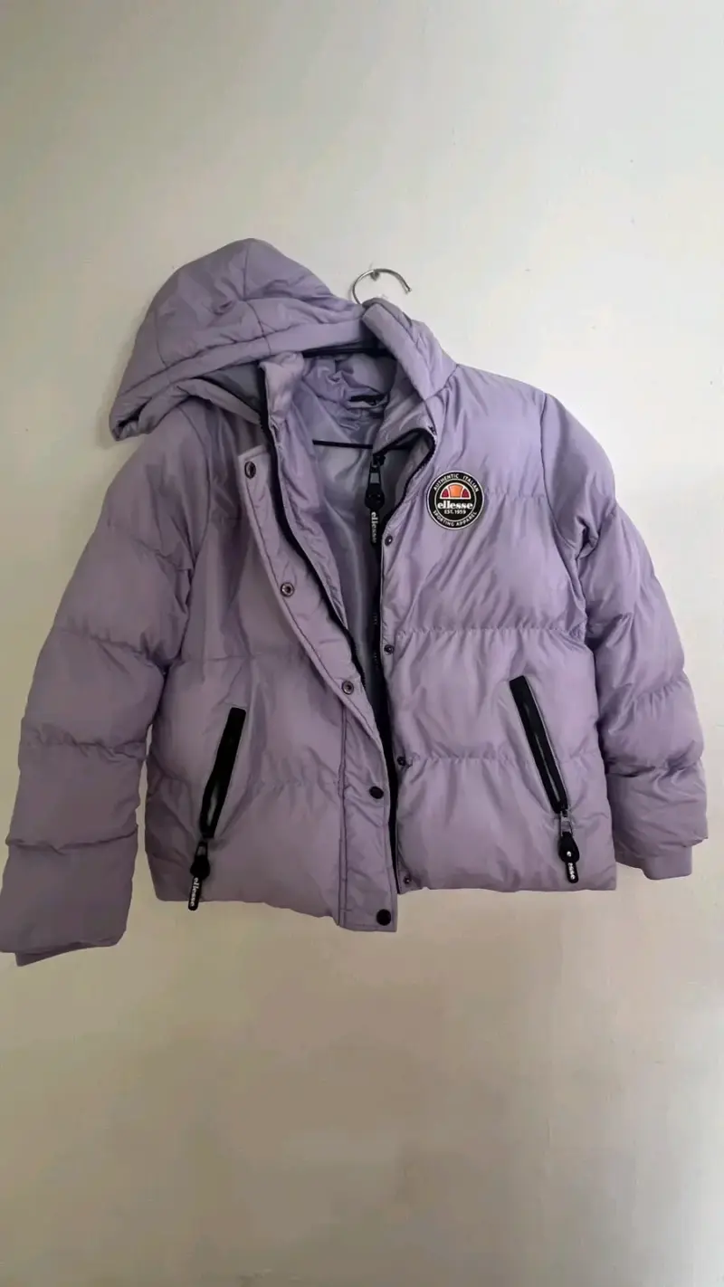 Parka negra con capucha de pelo - 3