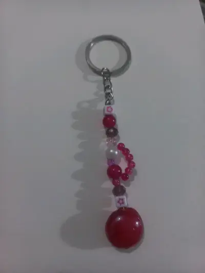 Llavero de cuentas rojo y rosa - miniatura 1
