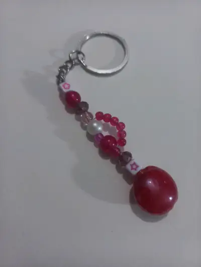 Llavero de cuentas rojo y rosa - miniatura 2