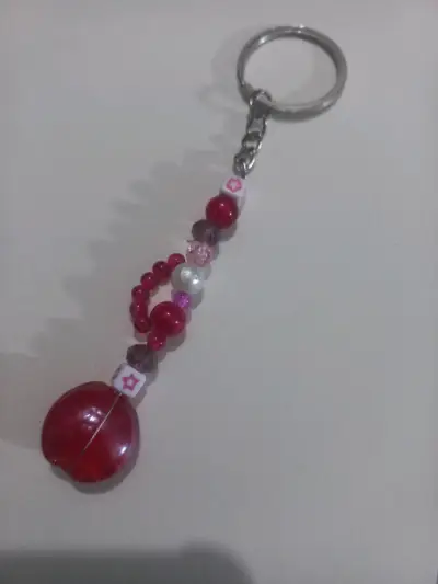 Llavero de cuentas rojo y rosa - miniatura 3
