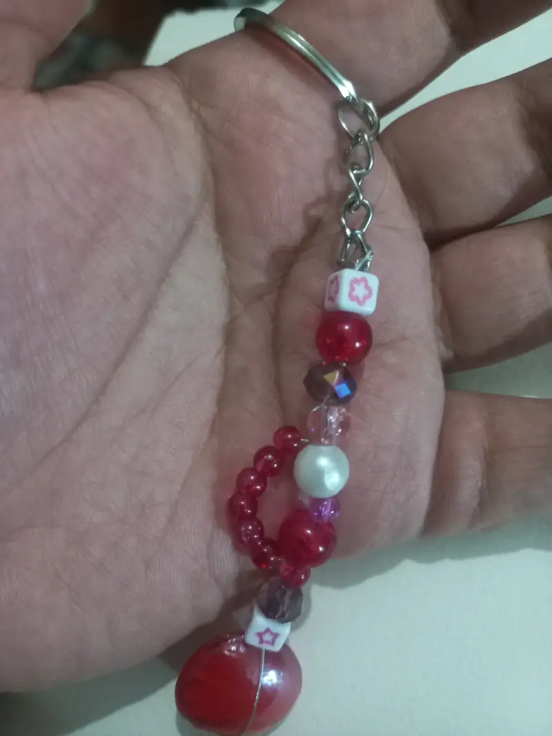 Llavero de cuentas rojo y rosa - 4