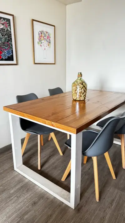 Mesa de comedor madera y sillas - miniatura 1