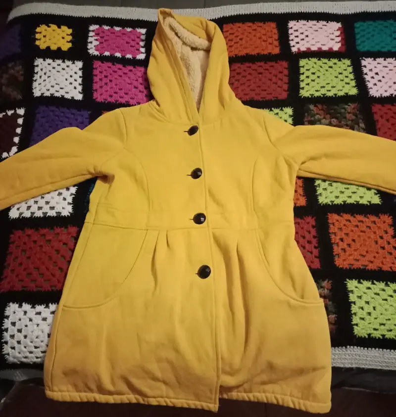 Abrigo amarillo con capucha - 1