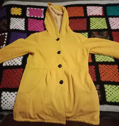 Abrigo amarillo con capucha - miniatura 1