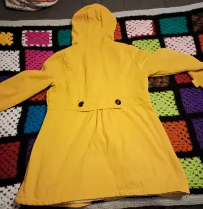 Abrigo amarillo con capucha - miniatura 2