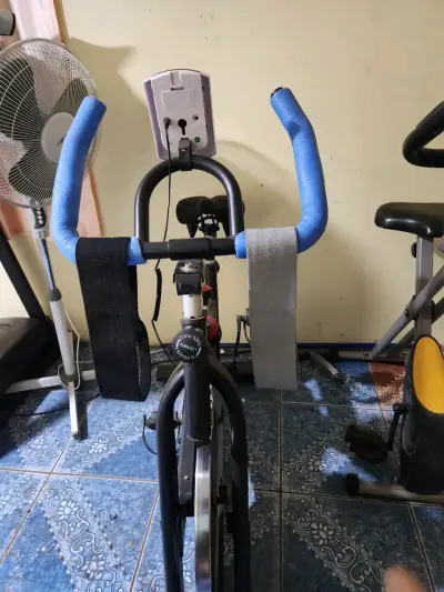 Bicicleta estática indoor negra - miniatura 2