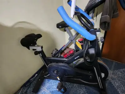 Bicicleta estática indoor negra - miniatura 3