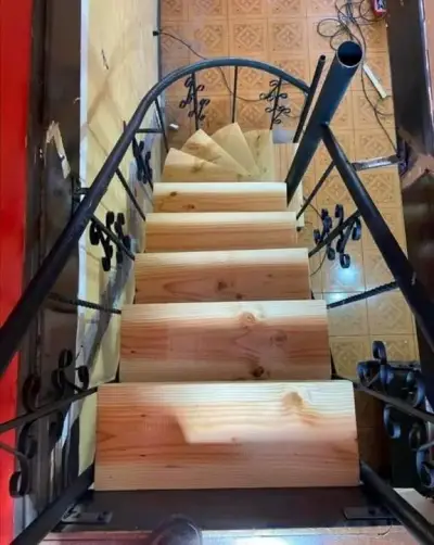 Escalera caracol de madera y metal - miniatura 1