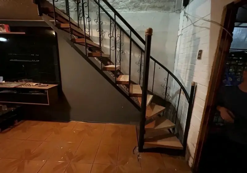 Escalera caracol de madera y metal - 3