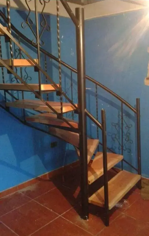 Escalera caracol de madera y metal - 4
