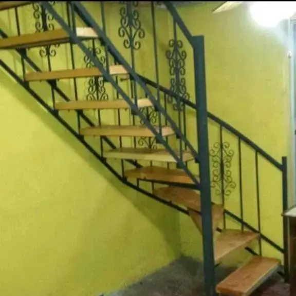 Escalera caracol de madera y metal - 5