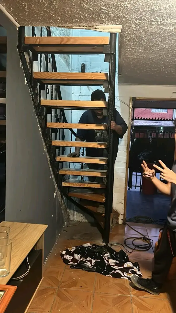 Escalera caracol de madera y metal - 6
