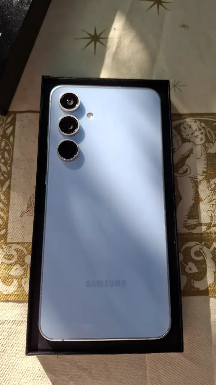 Smartphone Samsung azul clara