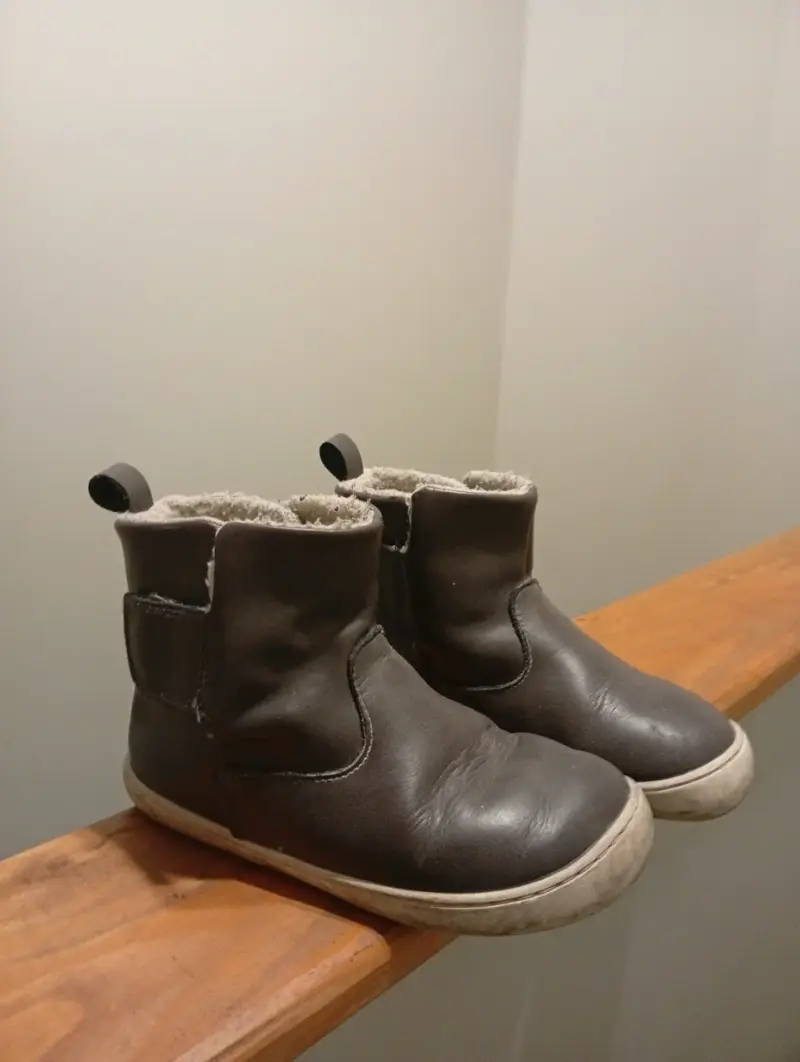 Botines de cuero marrón para niños